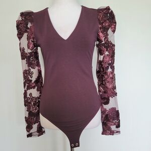 NWT EXPRESS Burgundy V-Neck Bodysuit Floral Sheer Puff Long Sleeves Sz Small